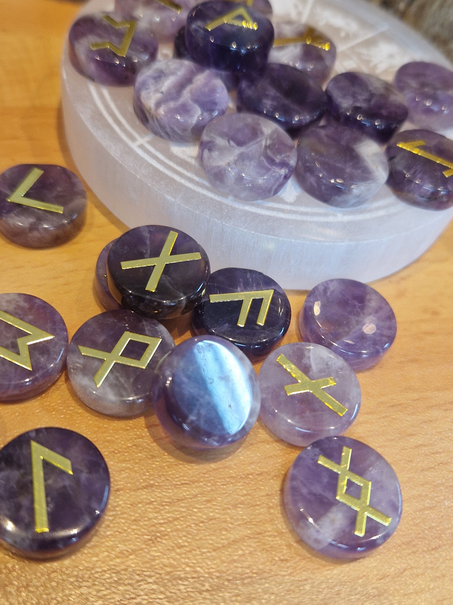 Rune celtiche in ametista pietra naturale