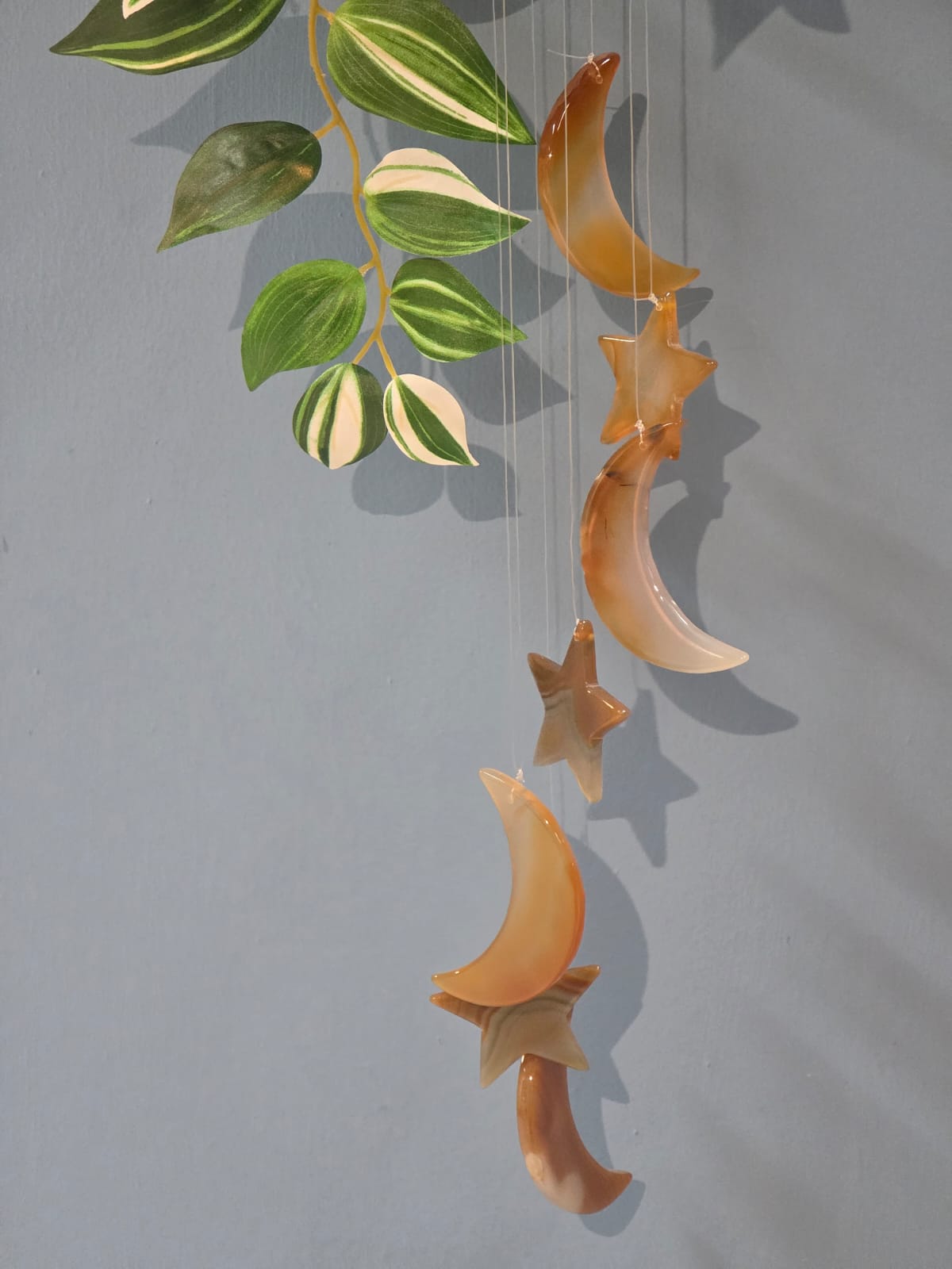 Campana a vento con lune e stelle in corniola