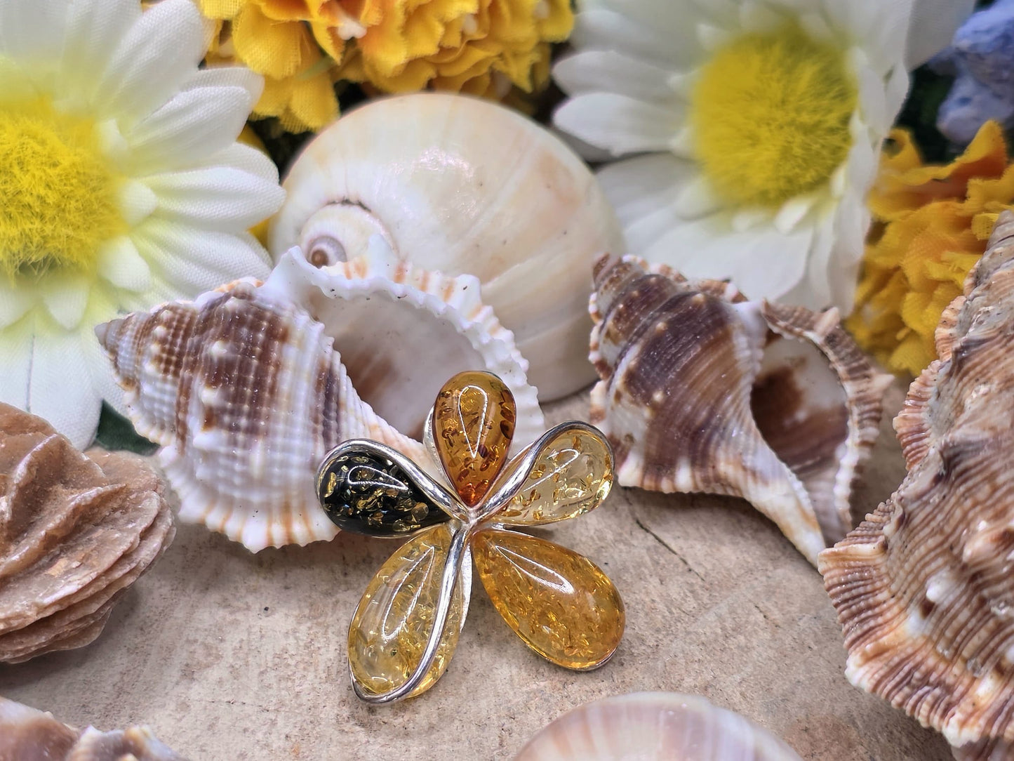 Ciondolo Ambra multicolor naturale su argento dettaglio