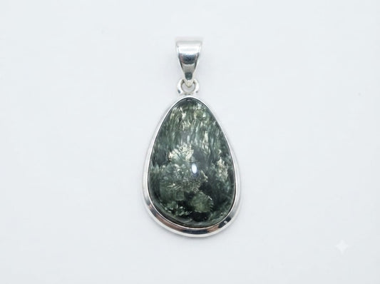 Ciondolo Serafinite naturale e argento dettaglio