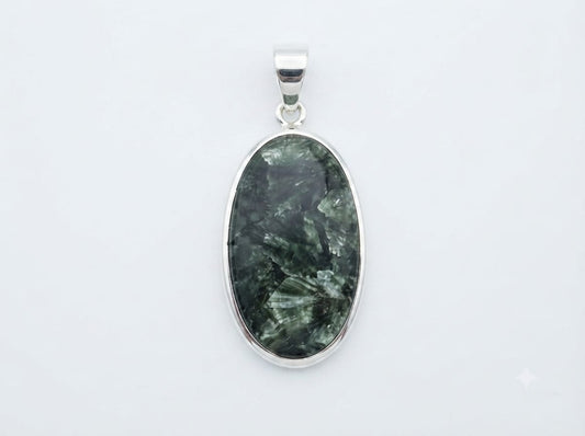 Ciondolo ovale Serafinite naturale e argento dettaglio