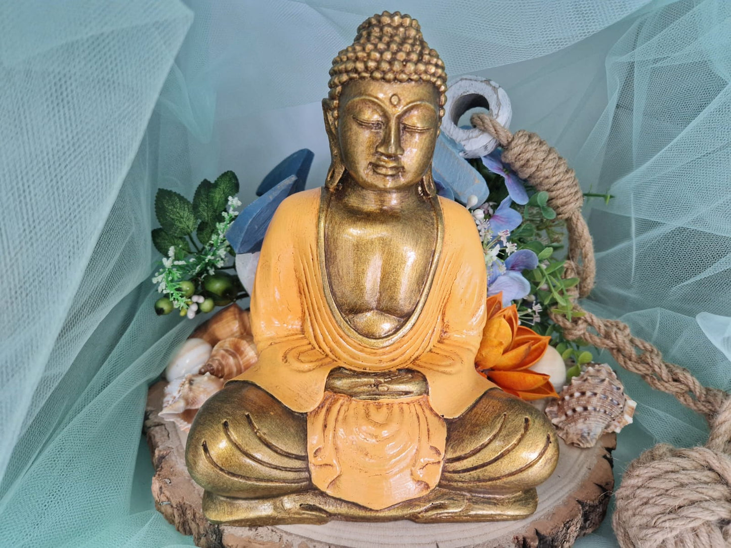 Statua di Buddha in meditazione giallo