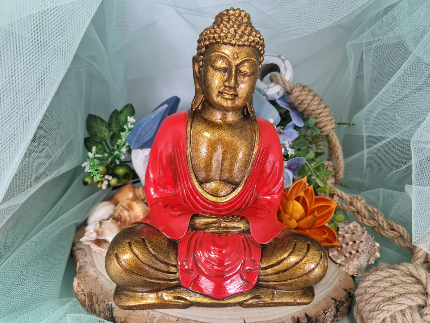Statua di Buddha in meditazione rosso