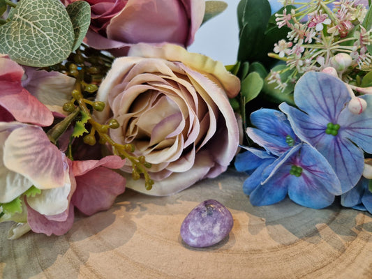 Lepidolite pietra naturale burattata