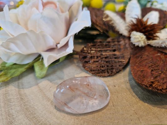 Quarzo rutilato rosso pietra burattata