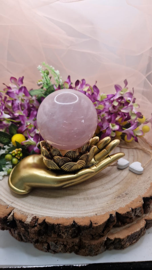 sfera quarzo rosa su mano porta sfera