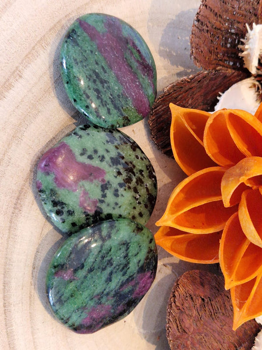 Smooth stone zoisite con rubino pietra naturale