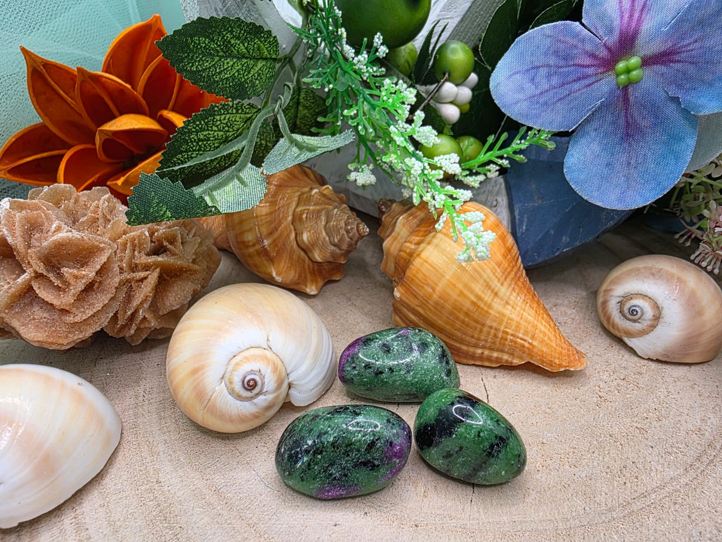 Zoisite con rubino pietra naturale burattata