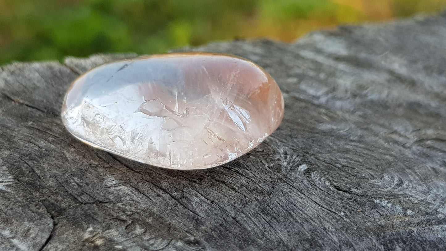 Quarzo rutilato rosso pietra burattata