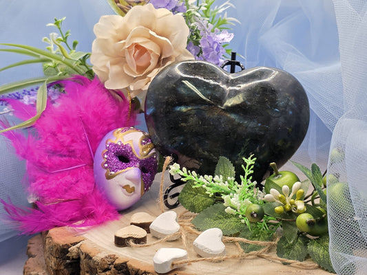 Labradorite, cadono le maschere