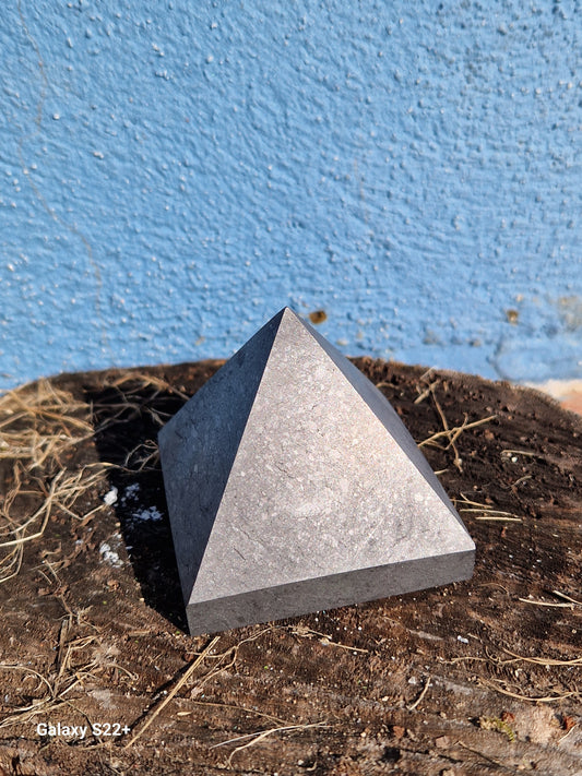 Shungite piramide in pietra naturale