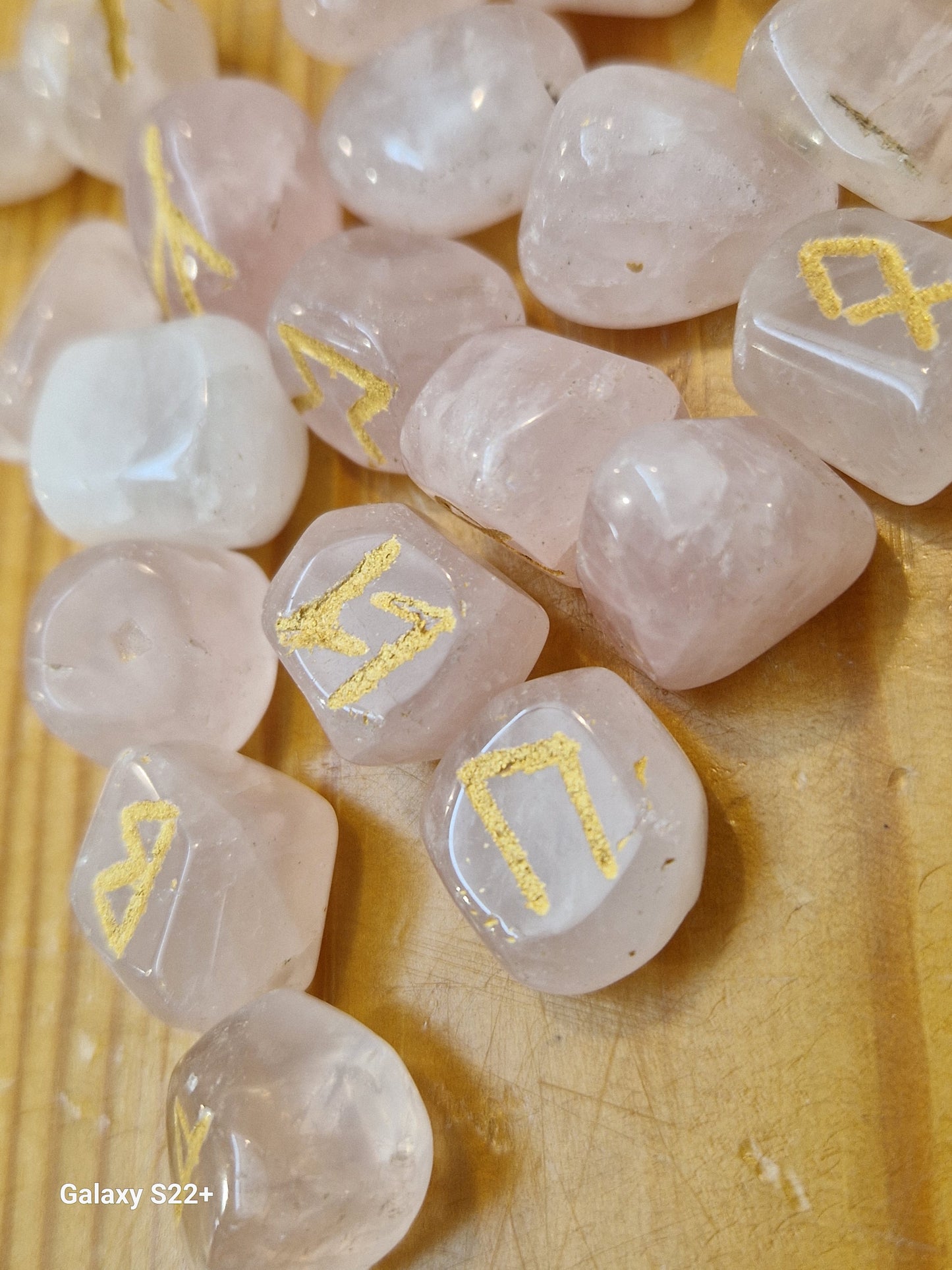 Rune celtiche in quarzo rosa pietra naturale