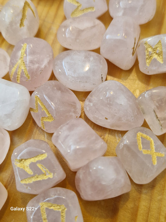 Rune celtiche in quarzo rosa pietra naturale