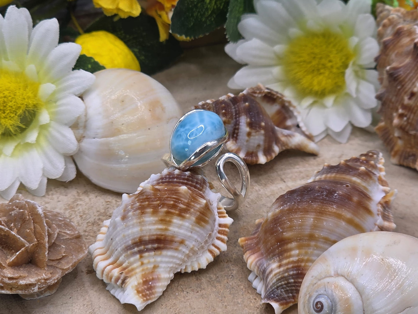 Anello Larimar grande pietra naturale su argento dettaglio