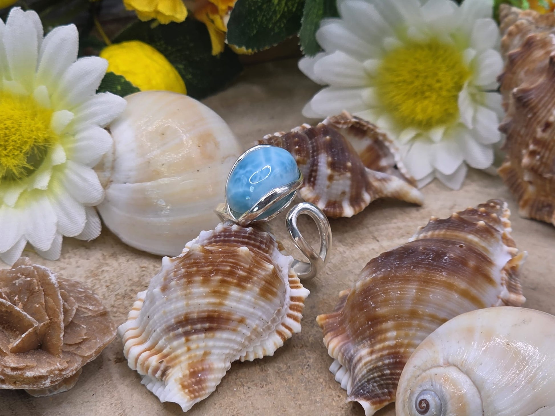 Anello Larimar grande pietra naturale su argento dettaglio