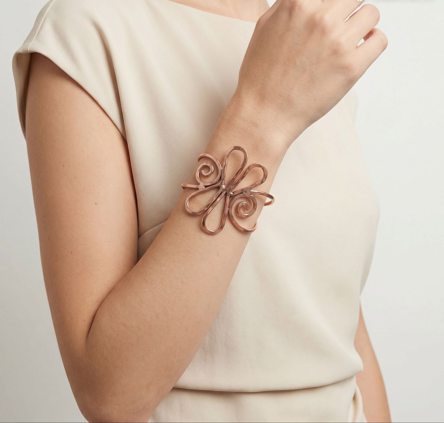 Bracciale in rame fiore indossato