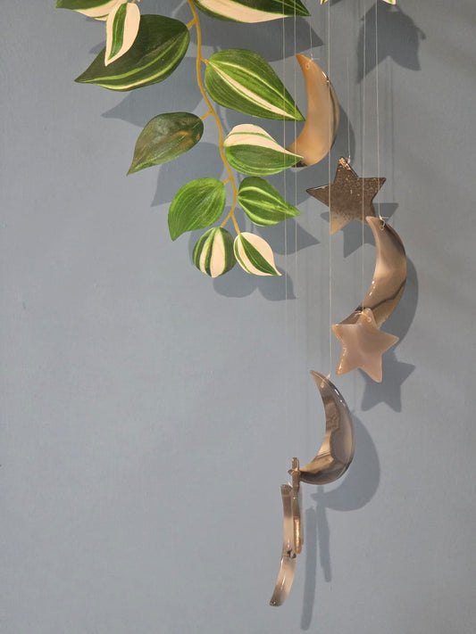 Campana a vento con lune e stelle in agata grigia