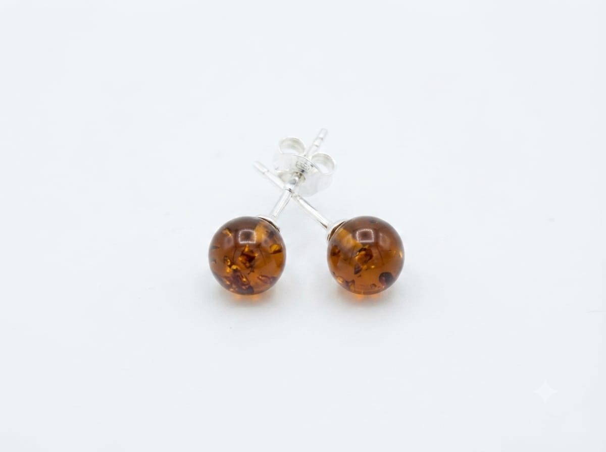 Orecchini perno 8mm Ambra naturale su argento dettaglio