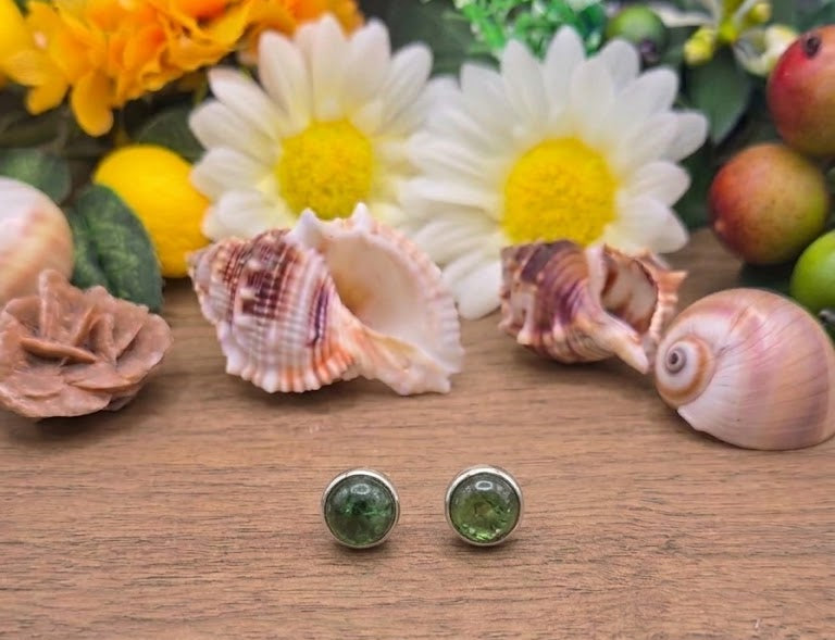 Orecchini tondi Tormalina verde naturale e argento