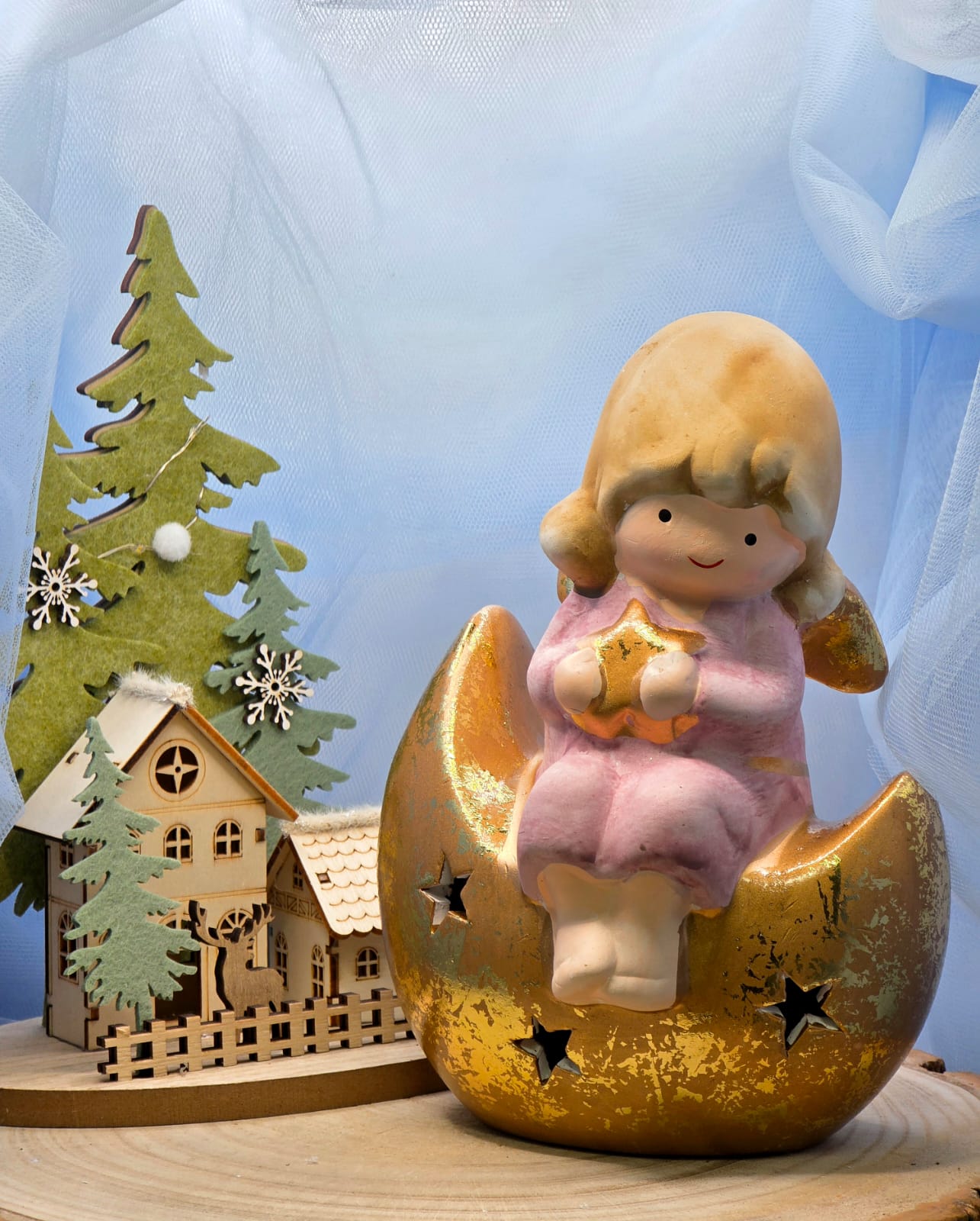 Statuina angelo seduto sulla  luna