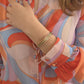 Bracciale in rame con dettagli color oro indossato
