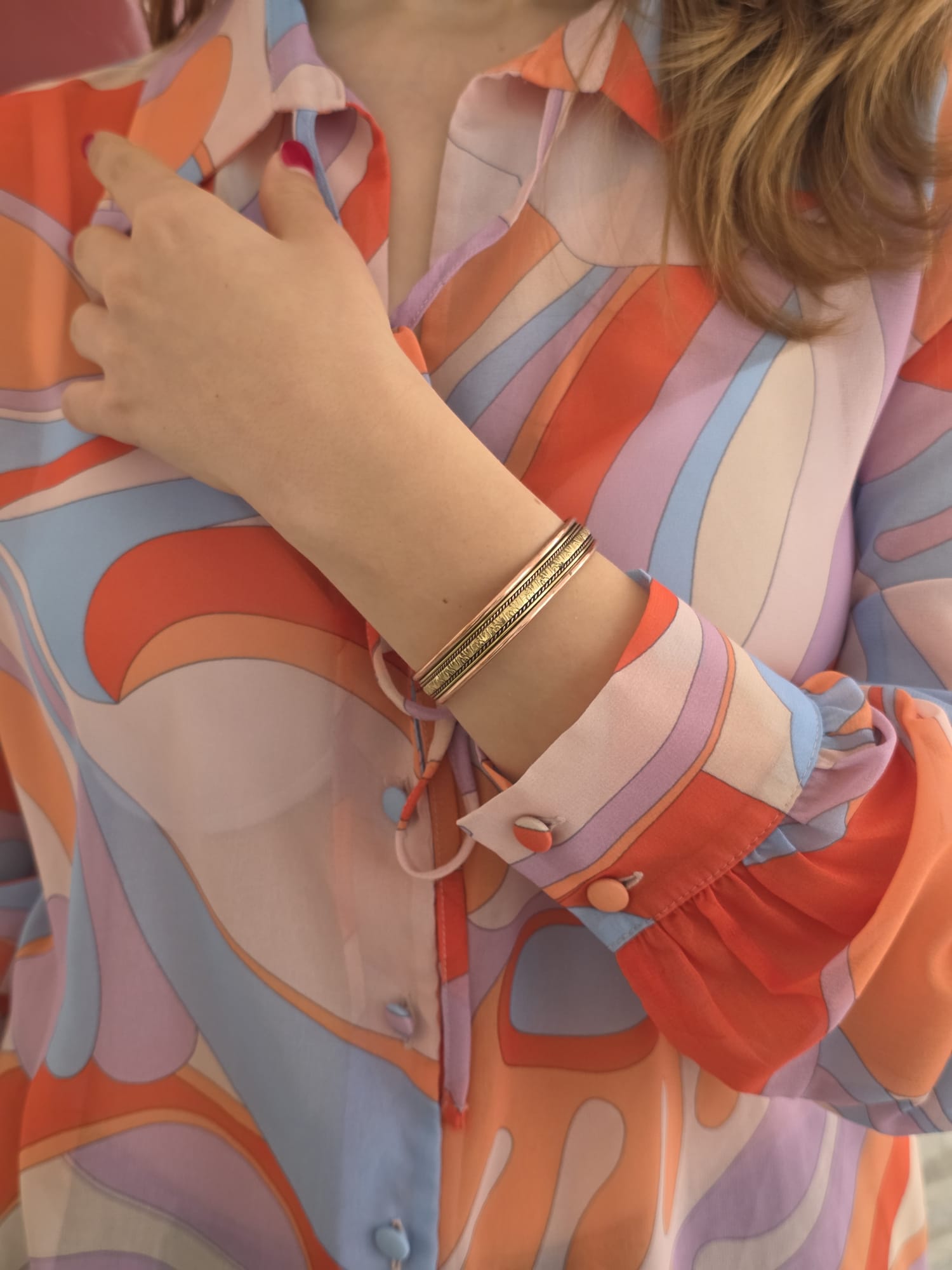 Bracciale in rame con dettagli color oro indossato