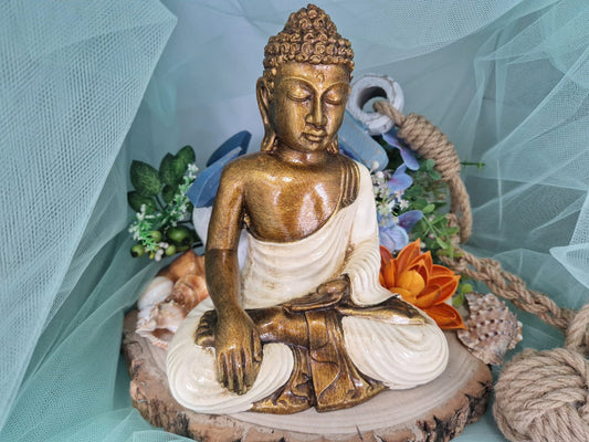 Statua di Buddha in meditazione bianco