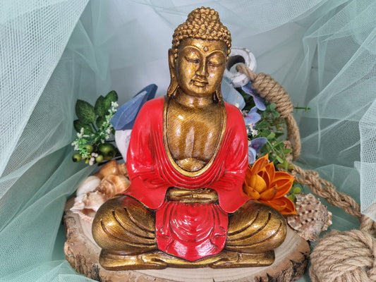 Statua di Buddha in meditazione rosso