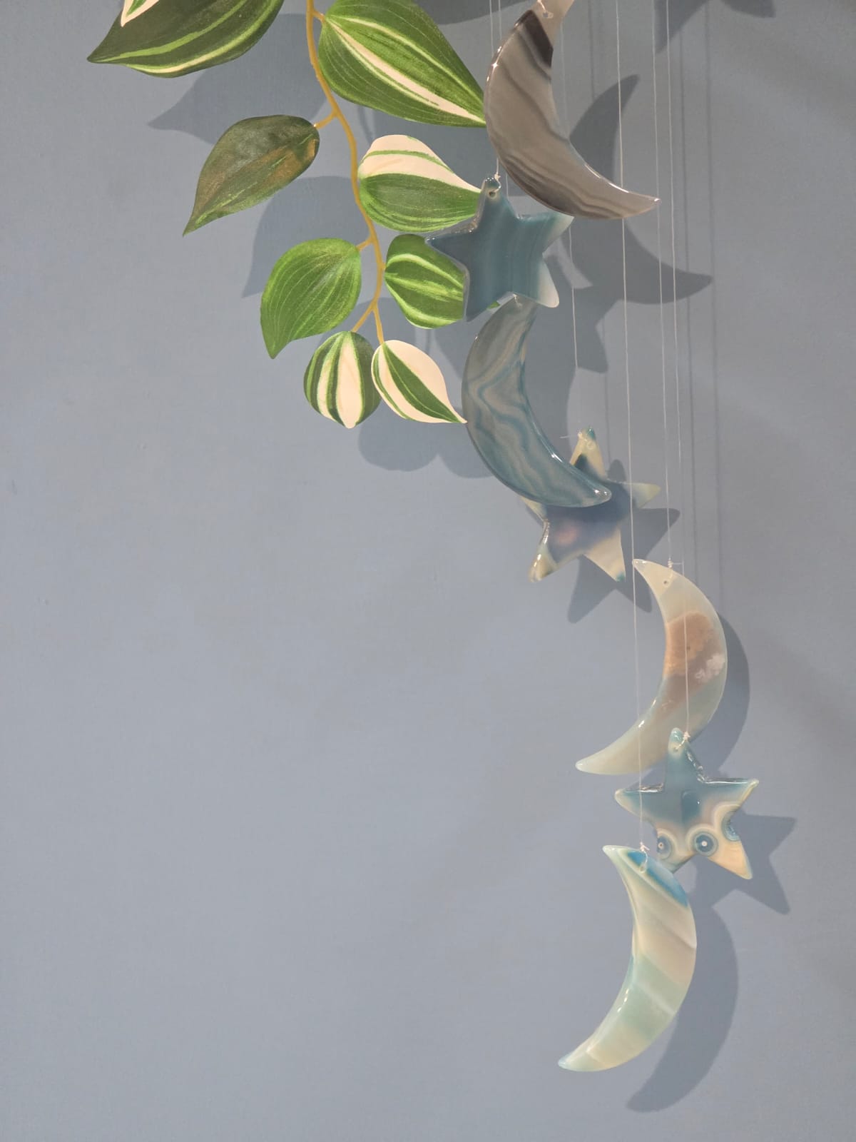 Campana a vento con lune e stelle in agata