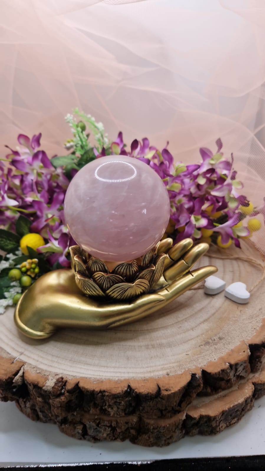 sfera quarzo rosa su mano porta sfera