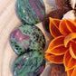 Smooth stone zoisite con rubino pietra naturale