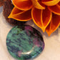 Smooth stone zoisite con rubino pietra naturale