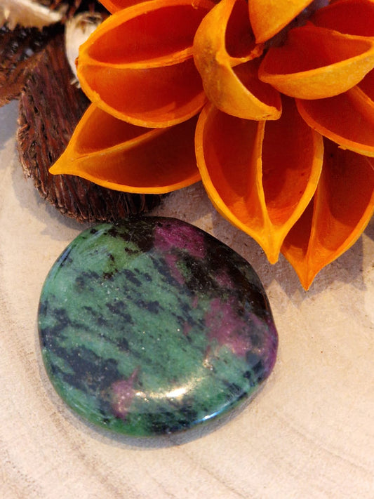 Smooth stone zoisite con rubino pietra naturale