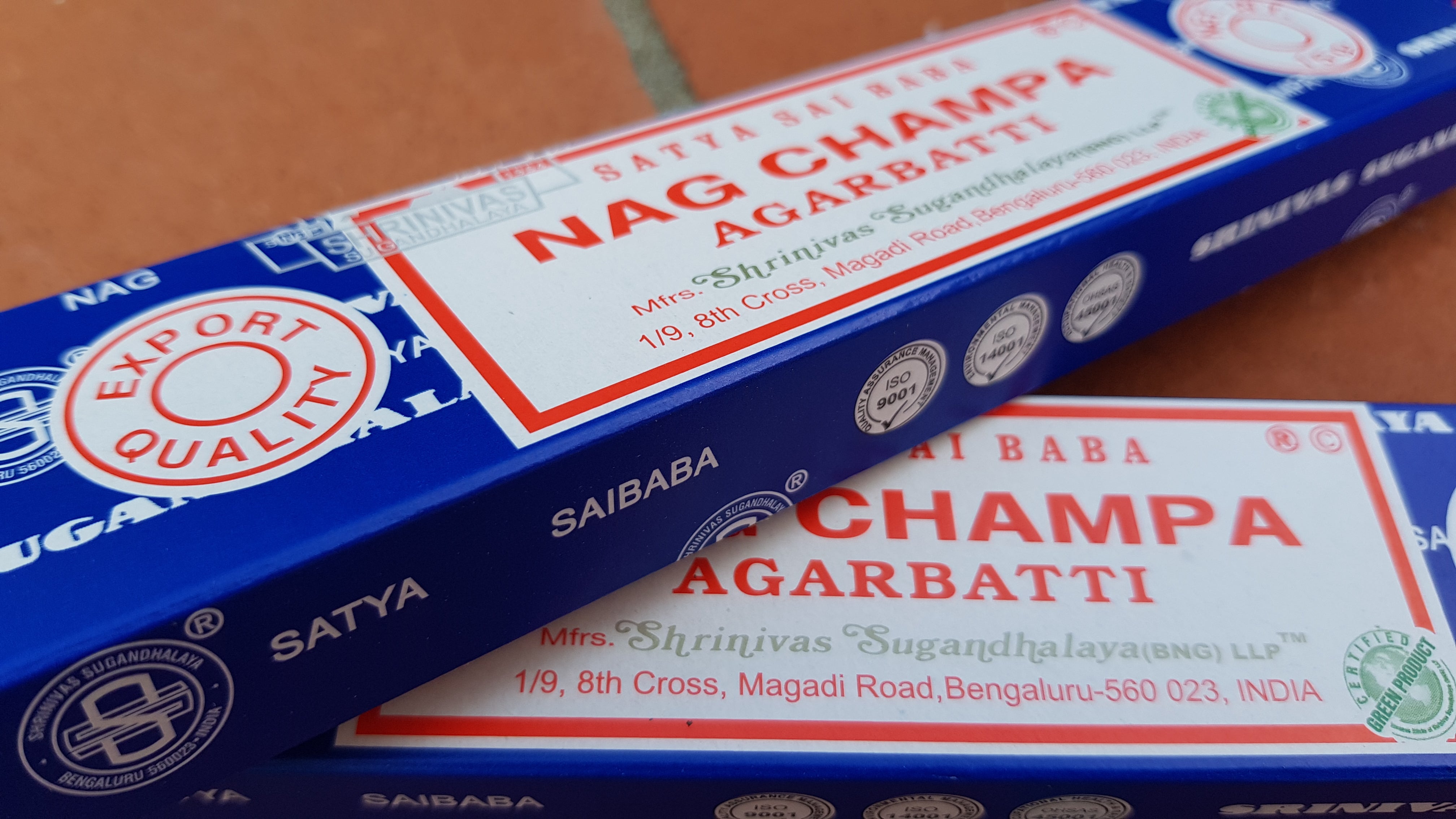 Satya Karma attacca l'incenso di Nag Champa.