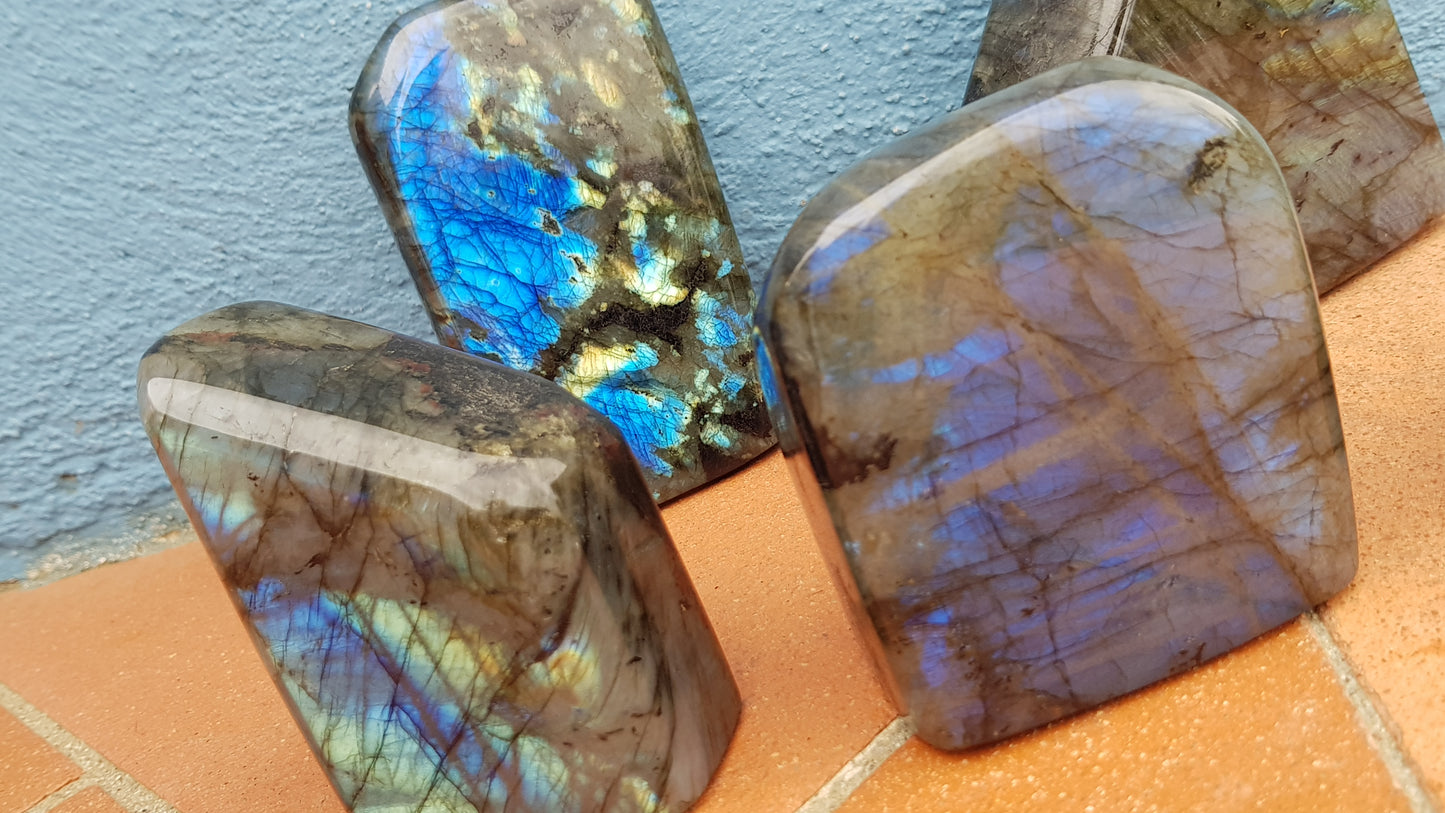 Labradorite forma libera